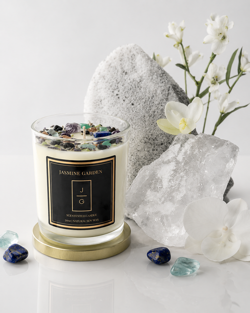 Lumânare parfumată Blue Lagoon Jasmine Garden din ceară de soia, decorată cu cristale și flori albe.