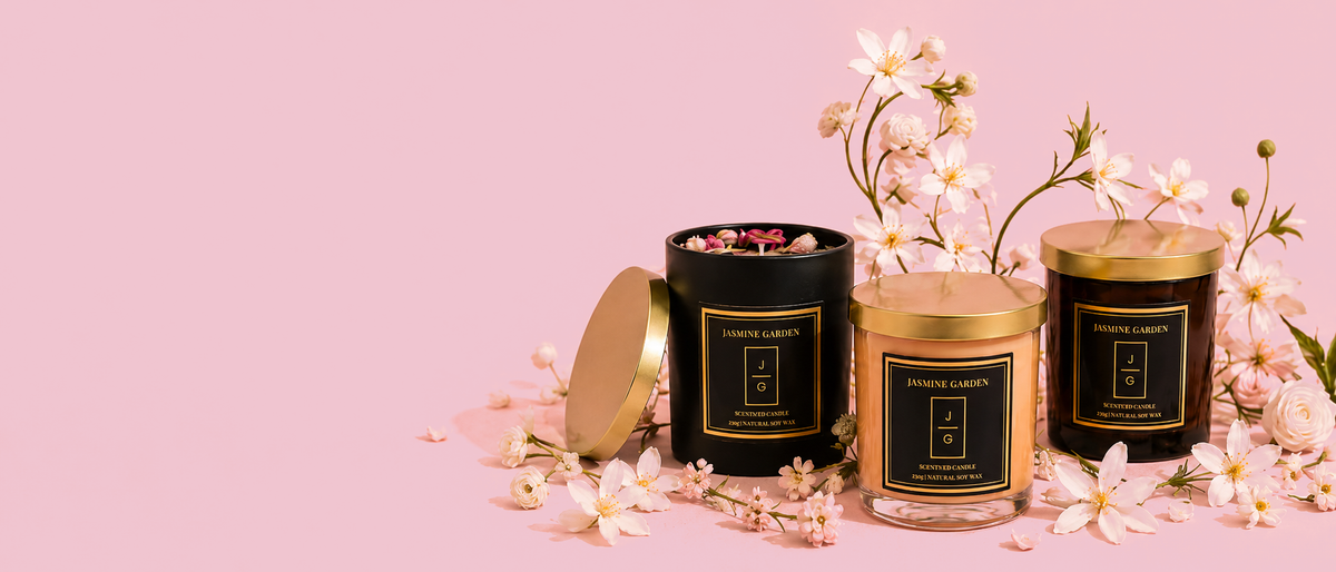 Colecție de lumânări parfumate Jasmine Garden din ceară naturală de soia, prezentate într-un decor roz cu flori delicate.