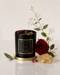 Lumânare parfumată Arabian Nights Jasmine Garden decorată cu cristale și elemente botanice, alături de trandafir roșu și flori de iasomie.