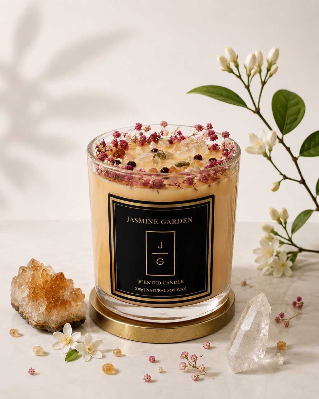 Lumânare parfumată Love Spell Jasmine Garden din ceară naturală de soia, decorată cu cristale și elemente botanice.