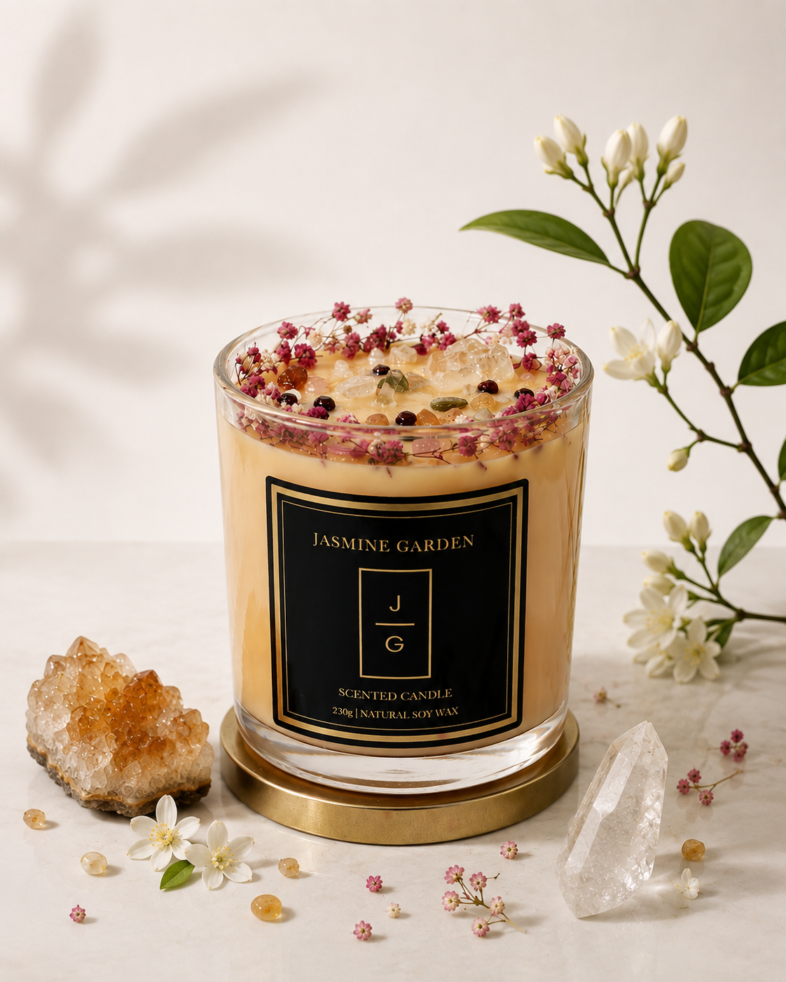 Lumânare parfumată Love Spell Jasmine Garden din ceară naturală de soia, decorată cu cristale și elemente botanice.