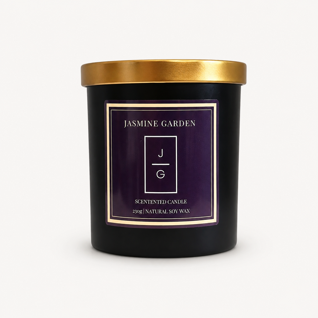 Lumânare parfumată Lavande Lumière Jasmine Garden din ceară naturală de soia, în recipient negru mat cu capac auriu.