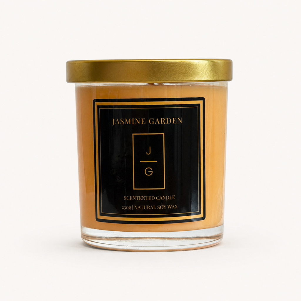 Lumânare parfumată Love Spell Jasmine Garden din ceară naturală de soia, în recipient elegant cu capac auriu.