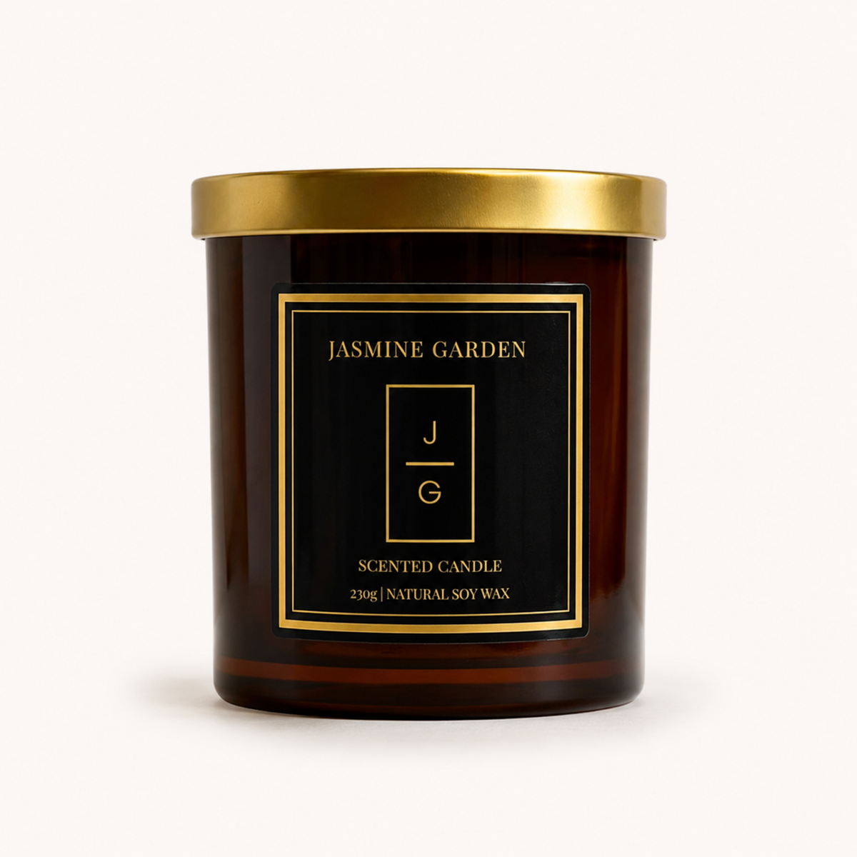 Lumânare parfumată Secret Wish Jasmine Garden din ceară naturală de soia, în recipient din sticlă ambra cu capac auriu.